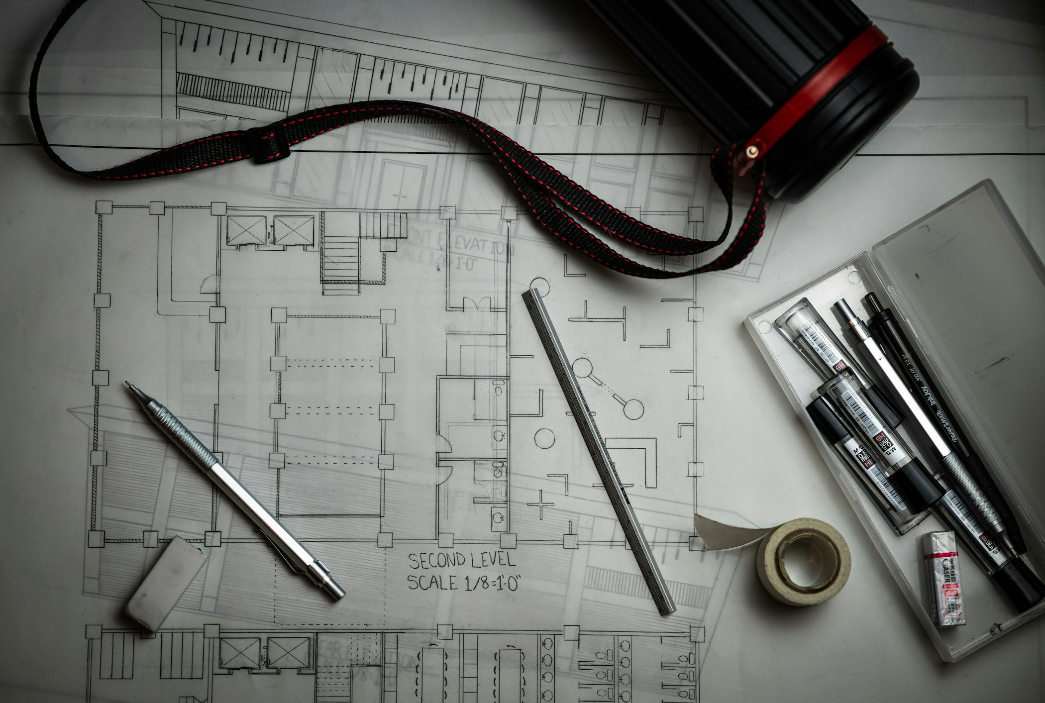Plan technique annoté sur une table de travail
